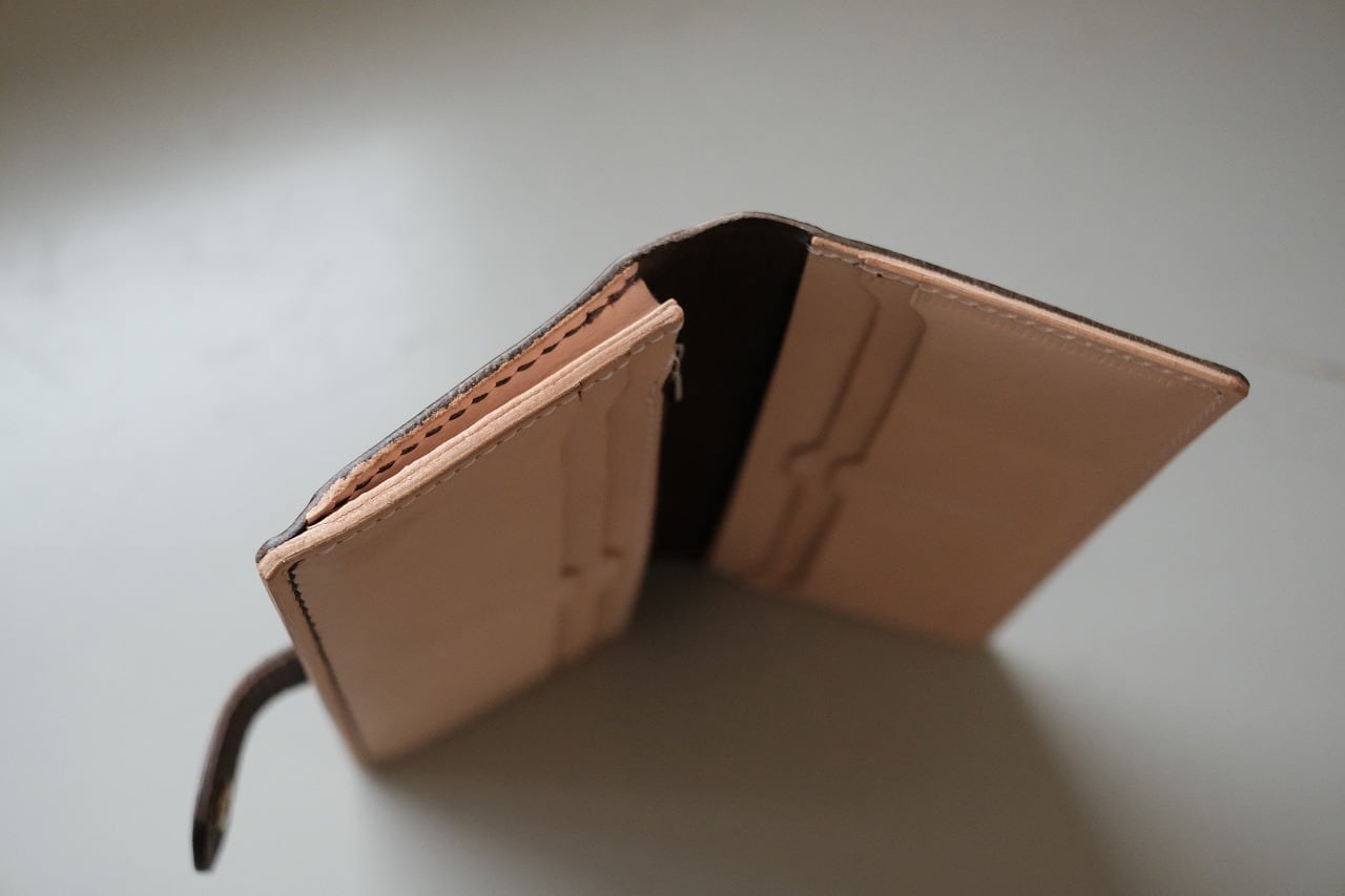 ダークブラウンのシュリンクの入った牛ヌメ革の長財布 | 革製品の