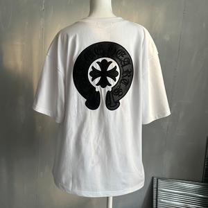 【ユニセックス】レザーワッペンホースシュー×クロスTシャツ／ホワイト