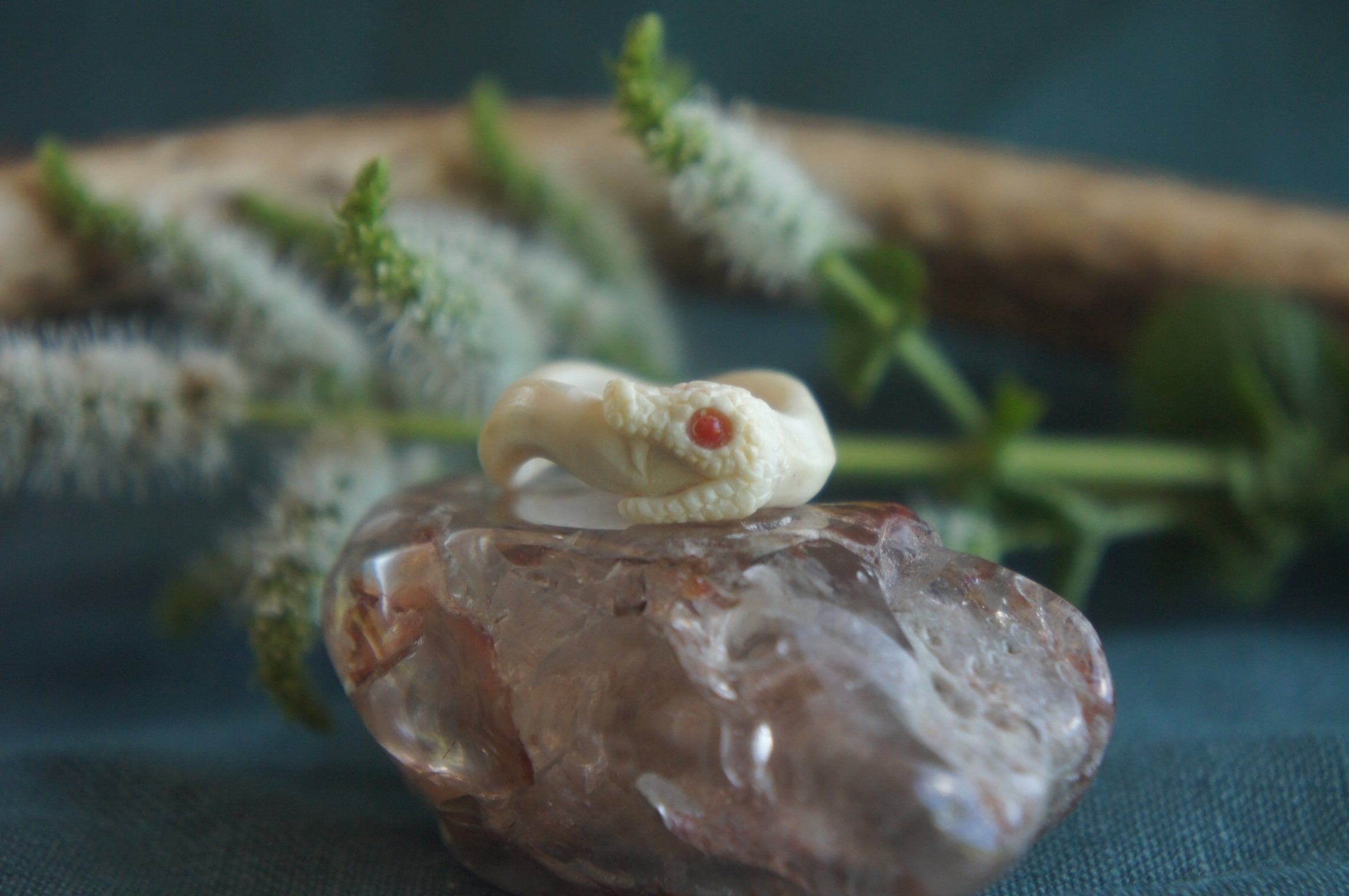 鹿角彫刻「赤目のウロボロス 指輪」【A】12号