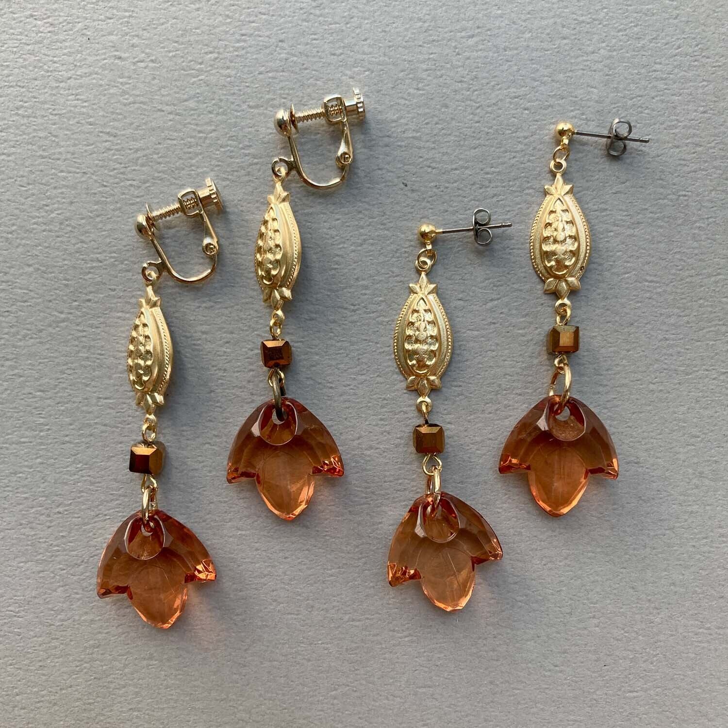 べっ甲色葉っぱと真鍮チャームの〈ピアス/イヤリング〉 | Dua
