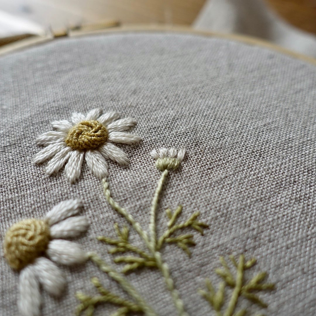 ◆カモミール(・¨ (●)様リクエスト4点ページ Embroidery pattern included] Chamomile embroidery