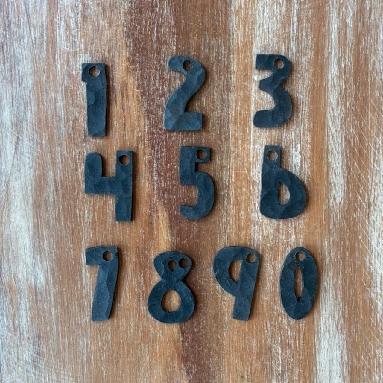 TOPANGA Zakka India Hammered Iron Number Plate SS 2cm Black 　インド　ハンマーアイアンナンバープレート　極小　ブラック　看板　サインプレート　鉄　住所　店舗　槌目