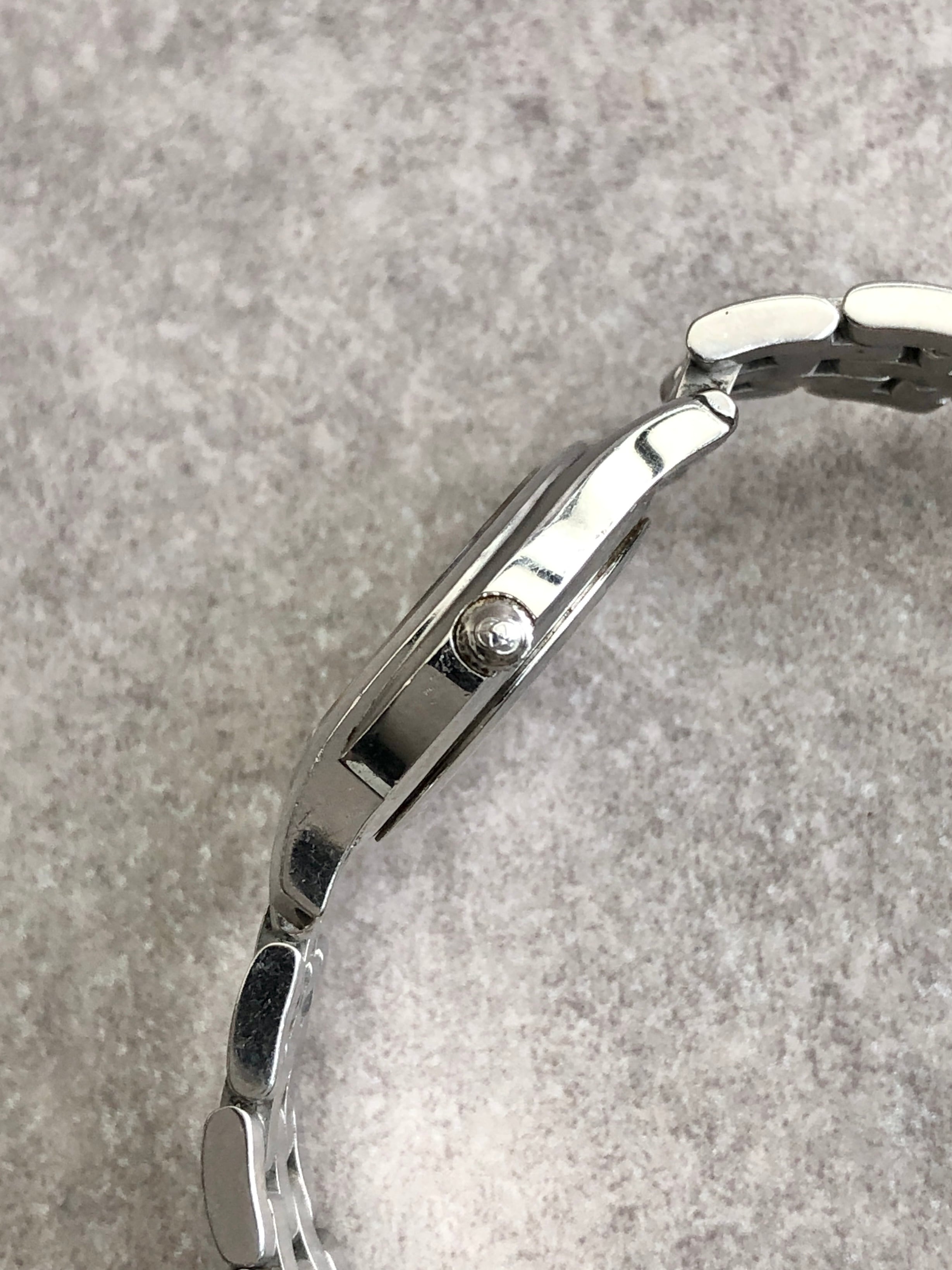 GUCCI アナログクォーツ 腕時計 シルバー 93259c3ae80e46aa771035022c24ed