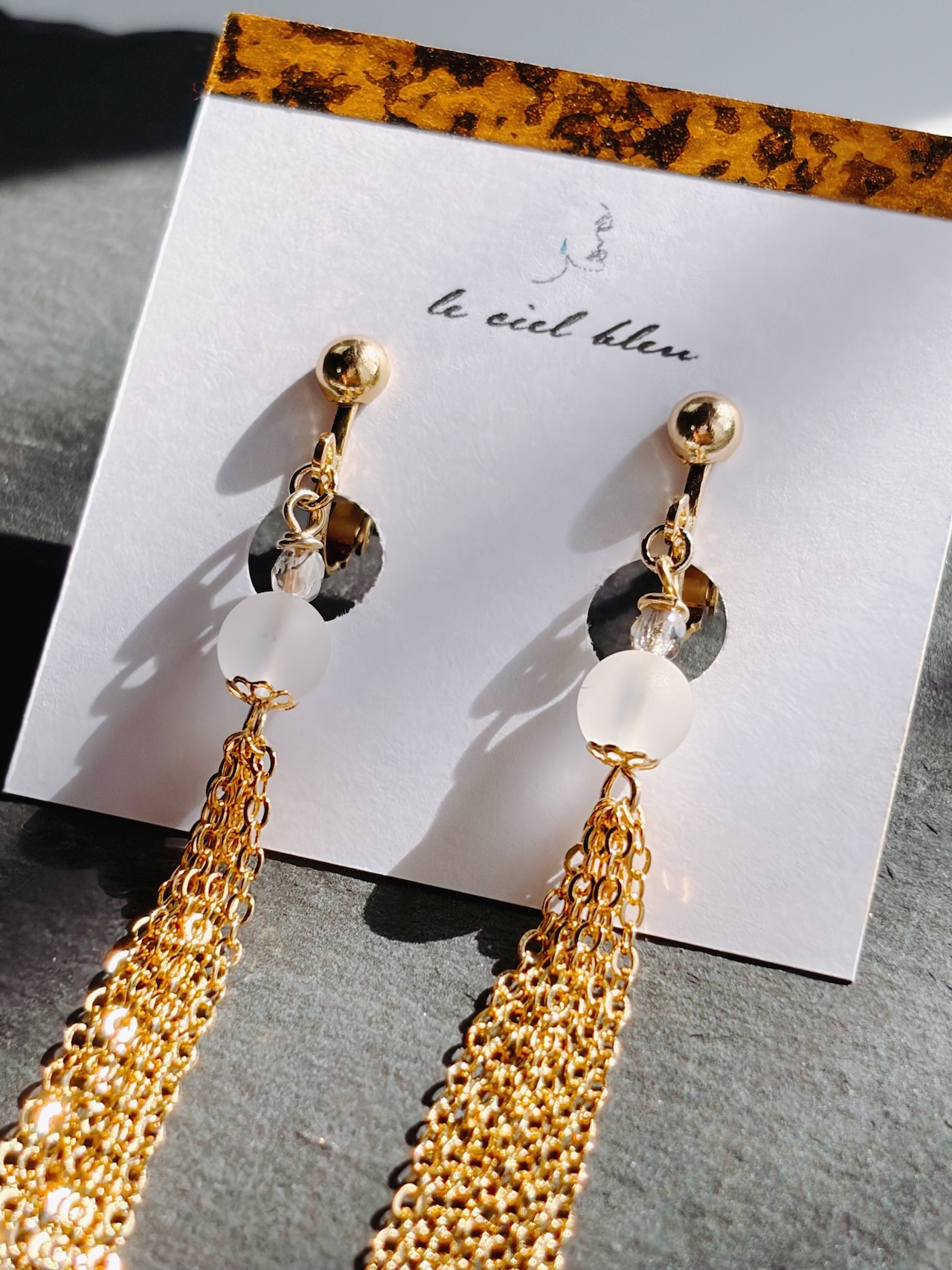 耳元揺れるイヤリング 水晶 ゴールド/シルバー