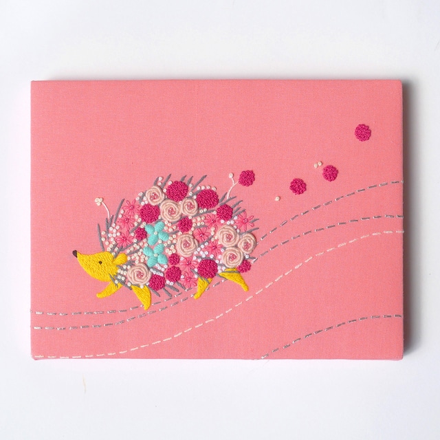 手刺繍ファブリックパネル「花まとうハリネズミ」ピンク　インテリア　刺繍絵