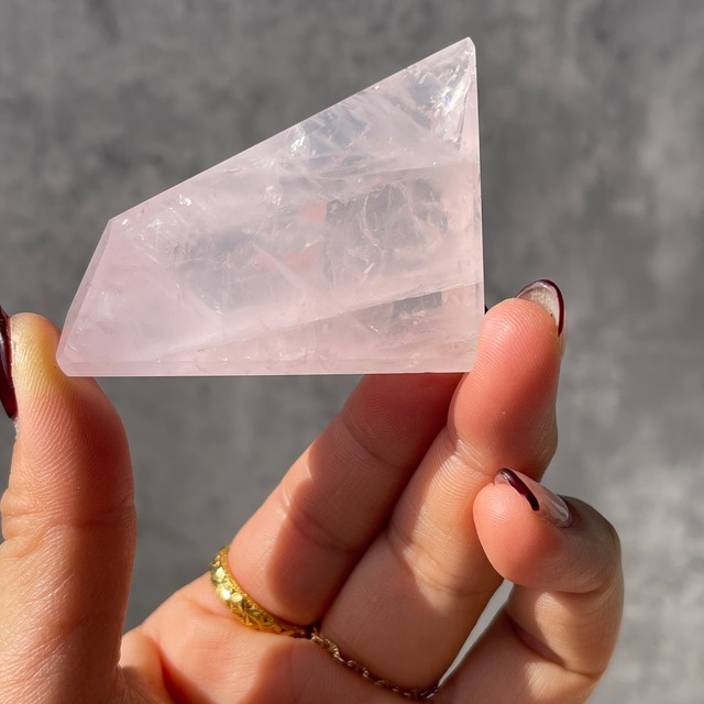 ブラジル・バイーア州産 ローズクォーツ ポリッシュポイント｜シャープな結晶感｜一点もの