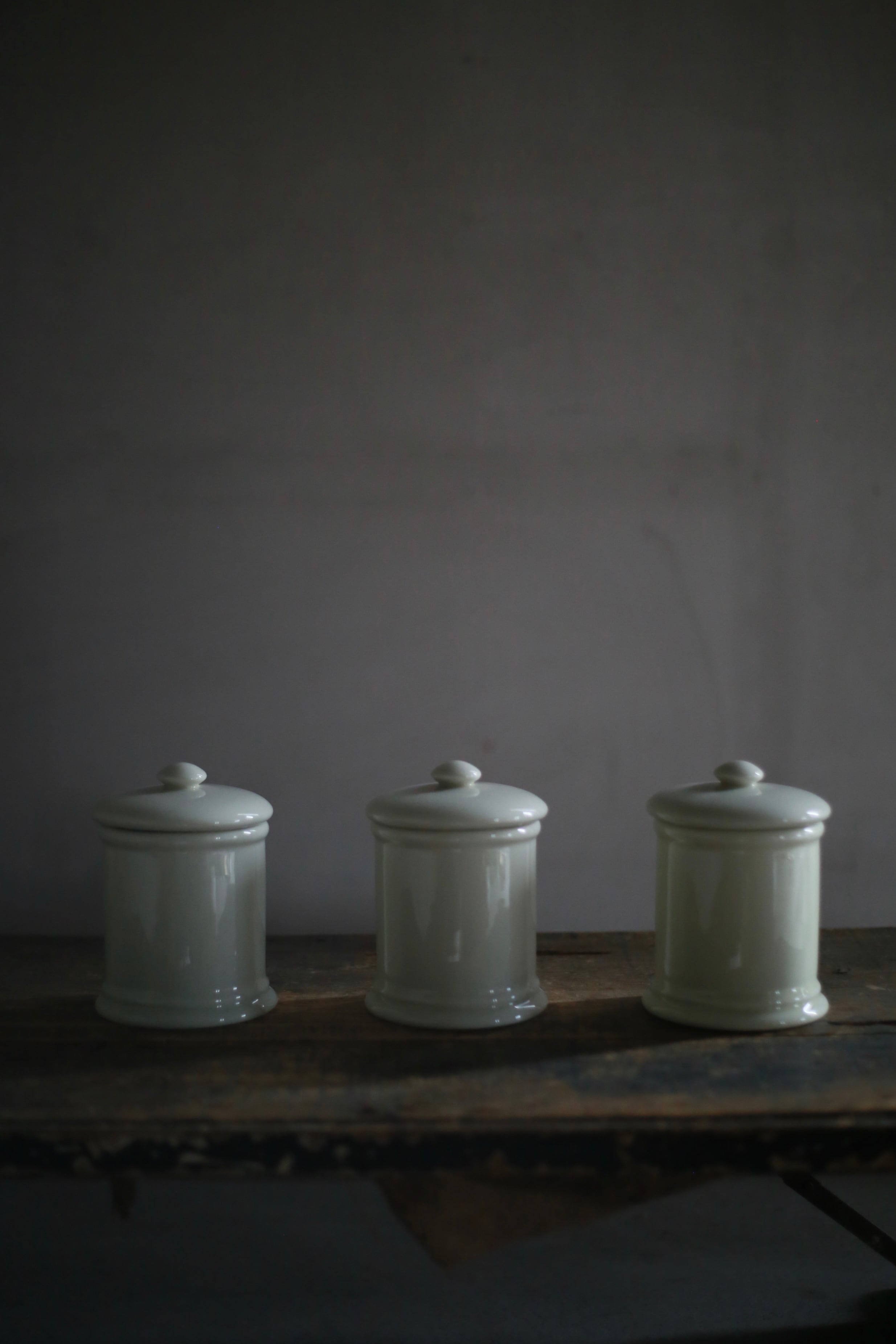 古い国産の陶器キャニスター