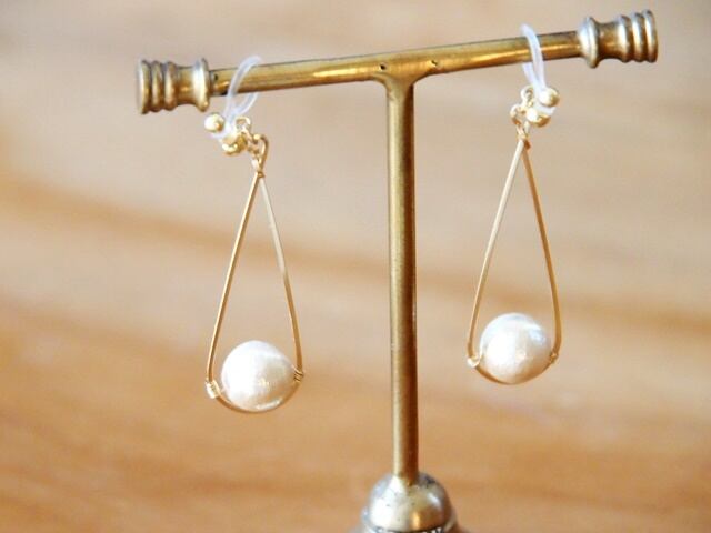 スクエアワイヤーのドロップとコットンパールのピアス・イヤリング