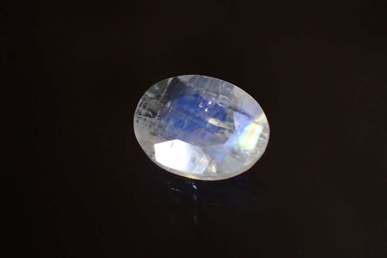 レインボームーンストーン　0.82ct　 [D9-25]