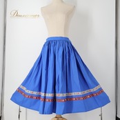 フォークダンス 衣装 スカート ブルー系 花柄 刺繍 青 赤 白 緑 チロリアン チロルスカート カントリー 鮮やか 華やか ダンス衣装 ハンガリー製 イベント 練習 レッスン ボタン かわいい ふんわり レッド系 ホワイト系 グリーン系