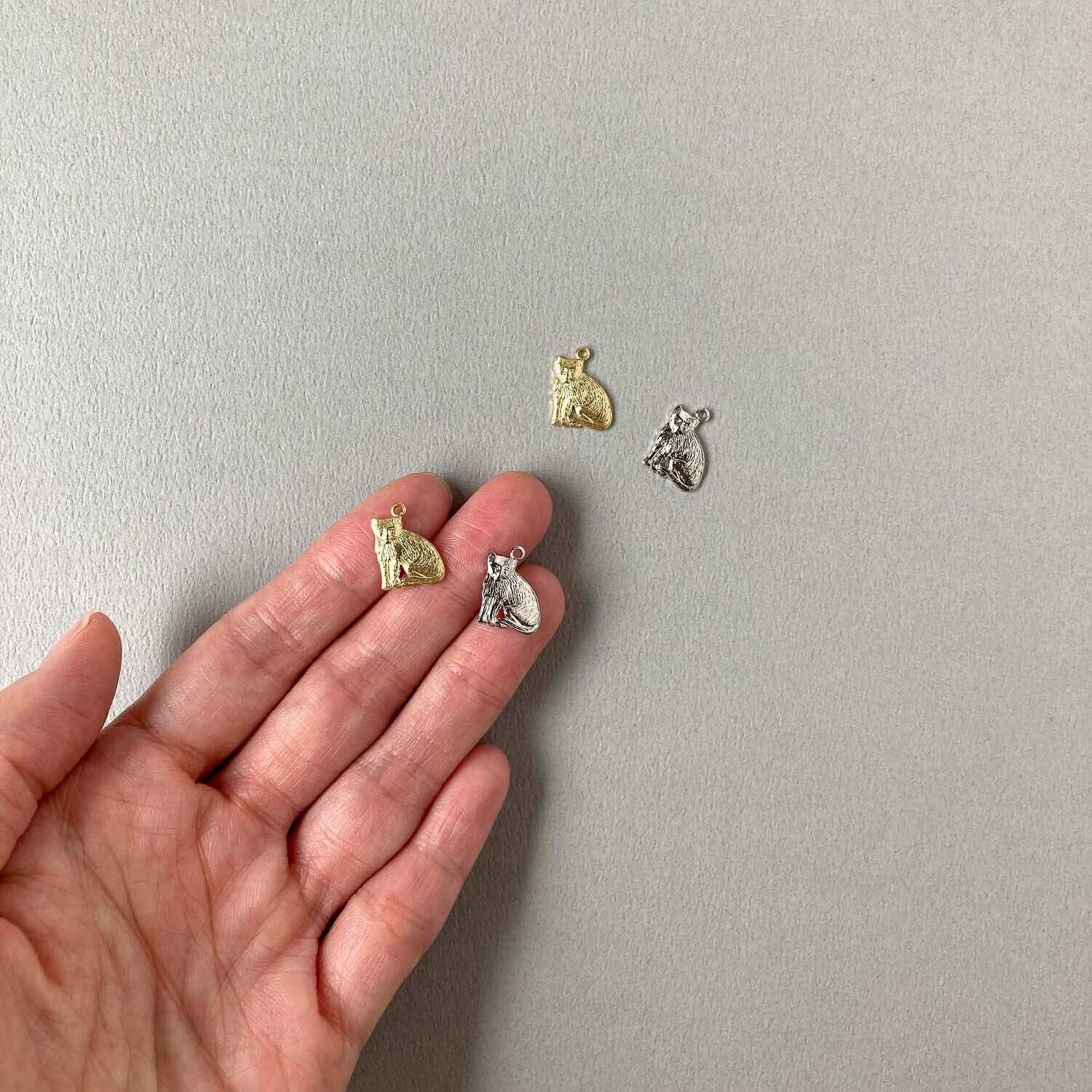 新色追加〉USA真鍮 丸まりお座り猫チャーム（14mm） | Dua