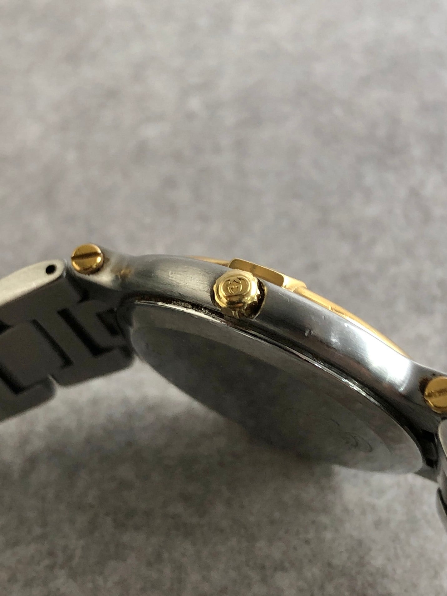 GUCCIグッチゴールド9000Mクオーツ/稼働品 GUCCI グッチ 9000M デイト 30m防水 アイボリー コンビ SS ステンレス