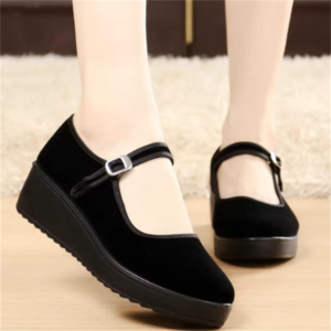 【送料無料】 シューズ 靴 パンプス 2色 厚底 ウェッジソール 丸トゥ ラウンドトゥ スウェード エレガント 可愛い 大人可愛い きれいめ シンプル カジュアル シック コンサバ 華やか 大人 上品 おしゃれ こなれ感 ガーリー 無地 春 30代 40代 レディース 女性 デート お出かけ 女子会 お呼ばれ 休日 お茶会 授業参観 デイリーユース 普段使い ファッション ストラップ スタイル 楽ちん 脚長 定番 プチプラ 歩きやすい インスタ映え 軽量 ブラック レッド