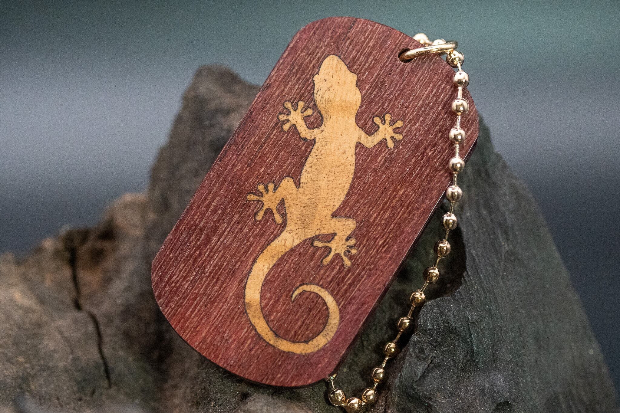 【 高貴な紫 】パープルハート ドッグタグ 象嵌 木登りトカゲ