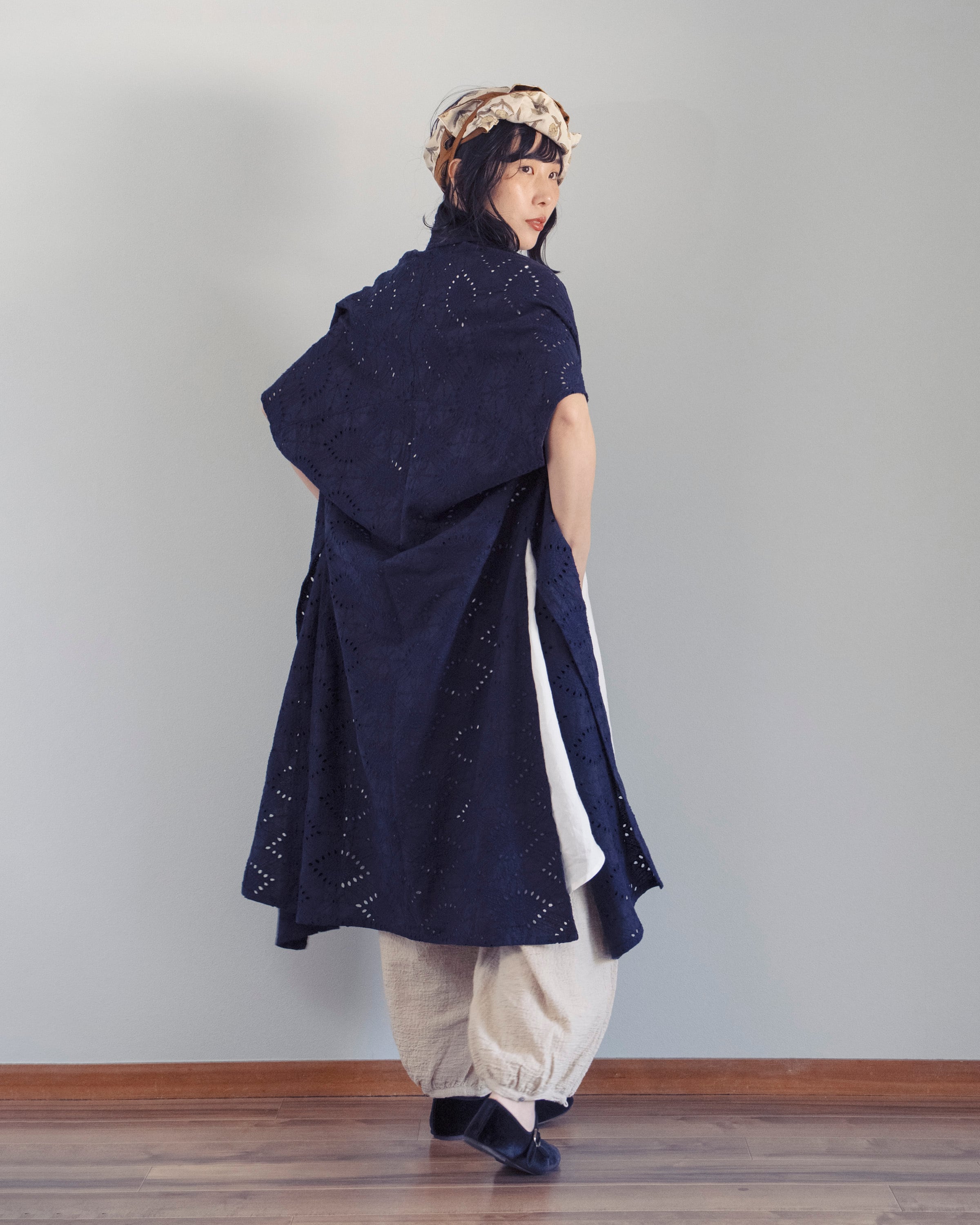 刺繍リネンロングジレ／ネイビー | nuu