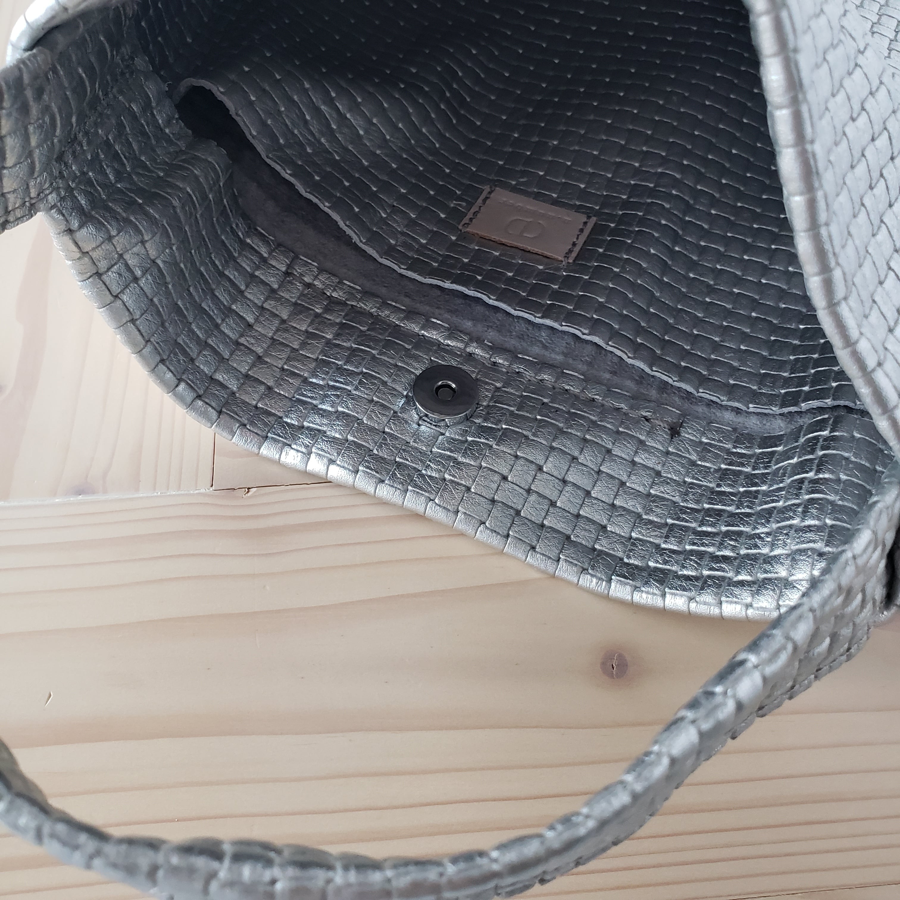 フラットRバッグ シルバー 牛革メッシュ型押 | n.number(エヌナンバー