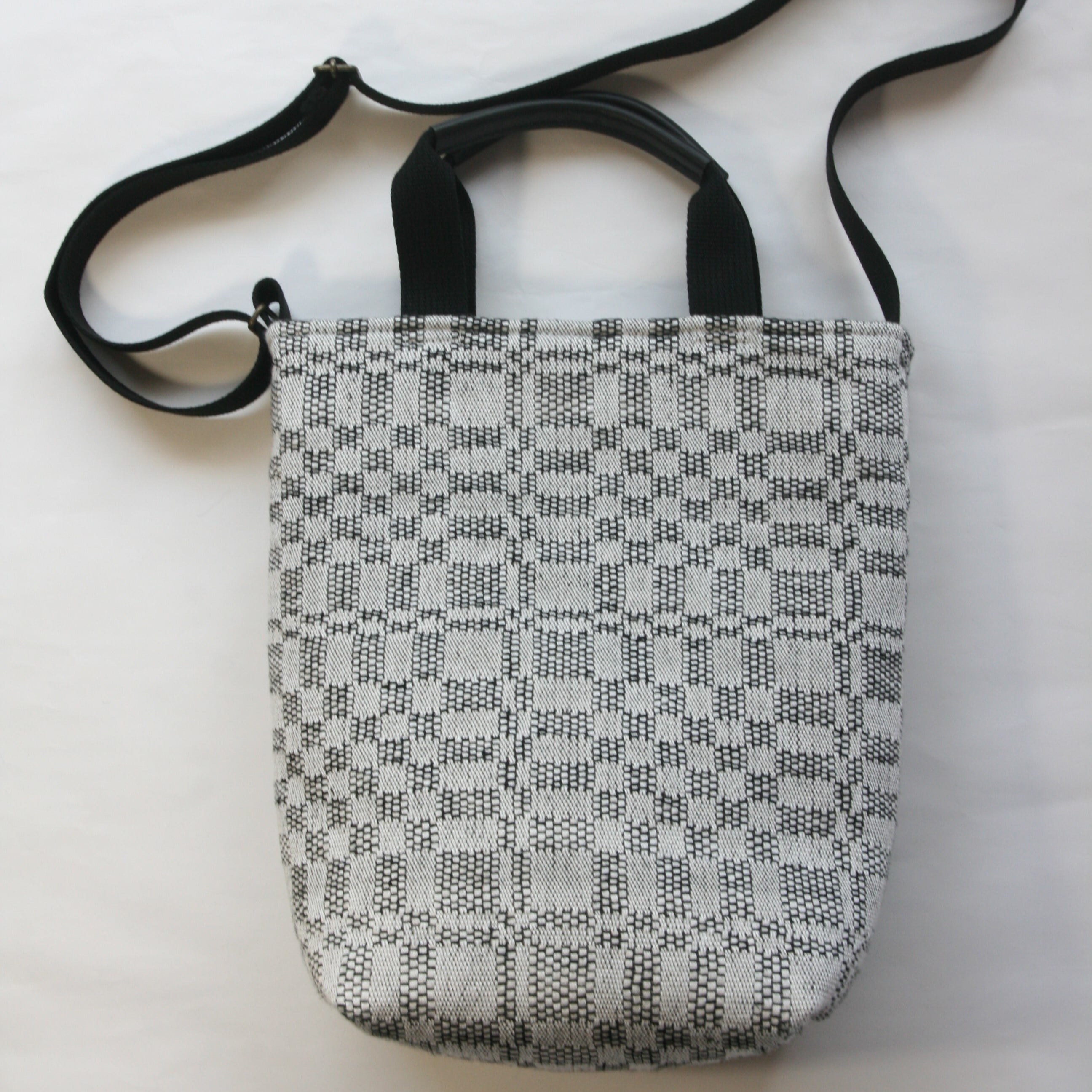 ショルダー付き！3weyに使える幾何学模様が美しい手織りのトート