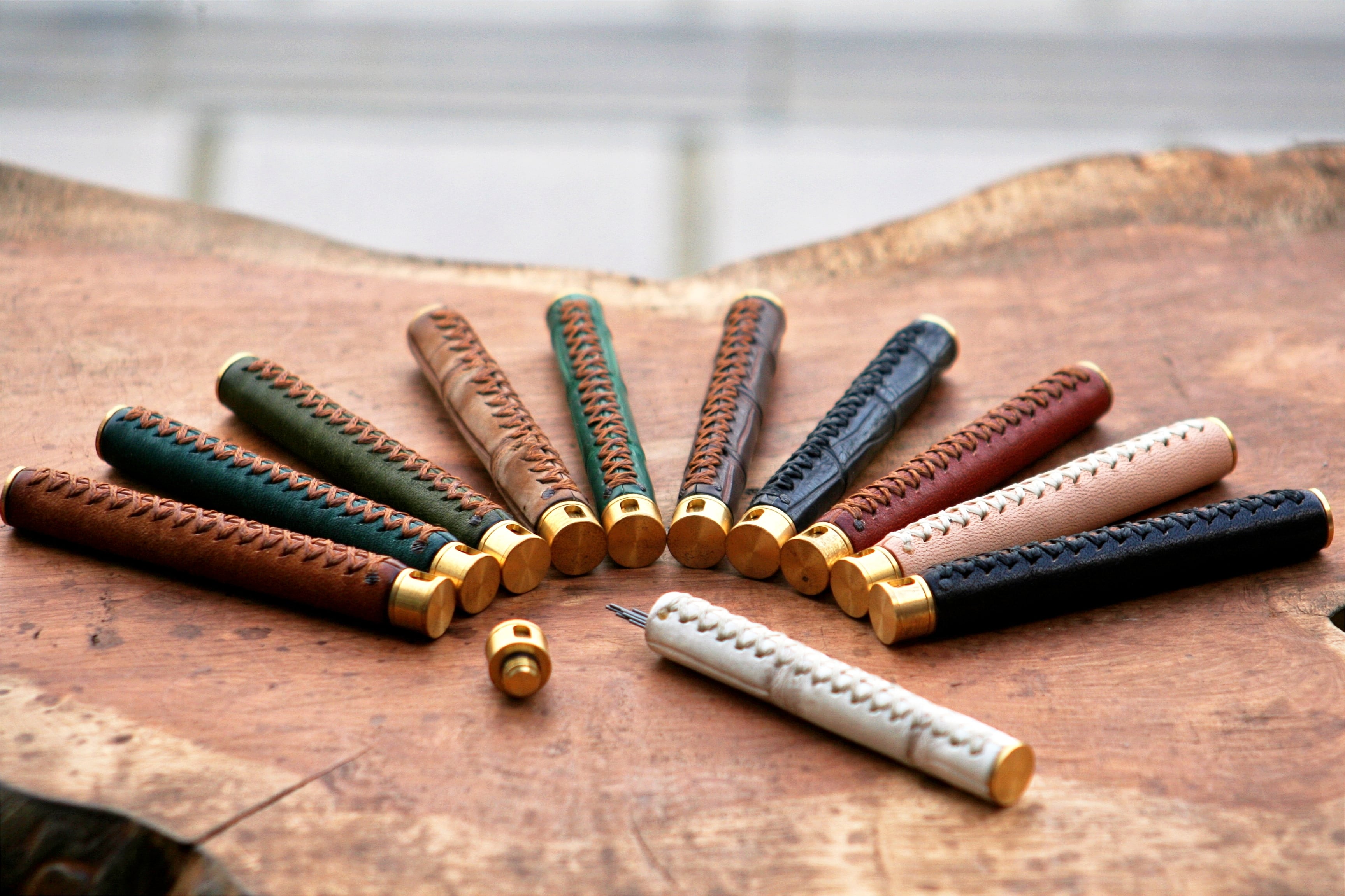 ☆不定期販売☆ 業界初！ 硬度表示窓付き革軸芯ケース【クロコダイル