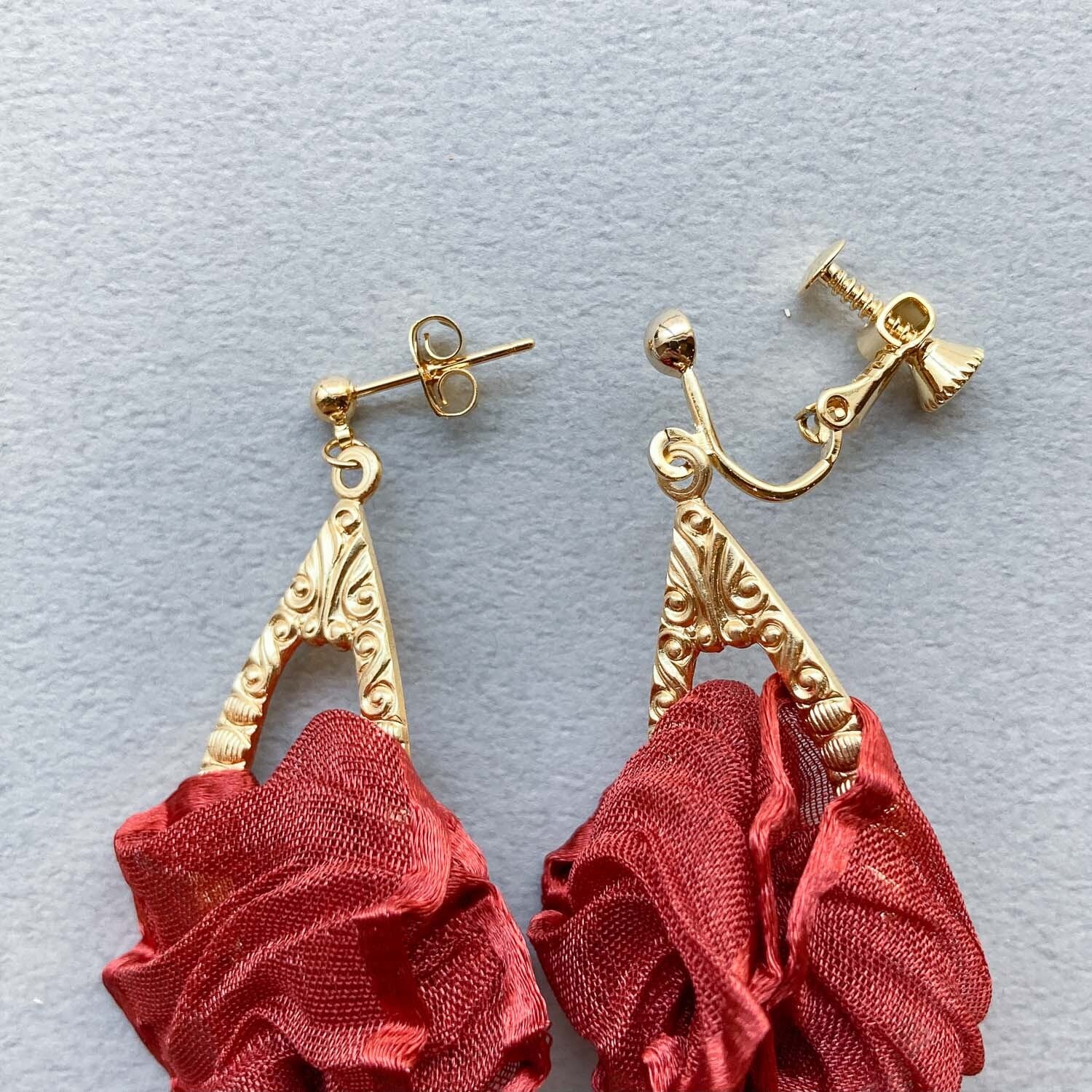 赤いシフォンとしずく真鍮フープの〈ピアス/イヤリング〉 | Dua