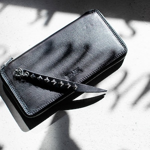 PLANE LEATHER ROUND TYPE ZIP LONG WALLET ＜STUDS CHARM＞