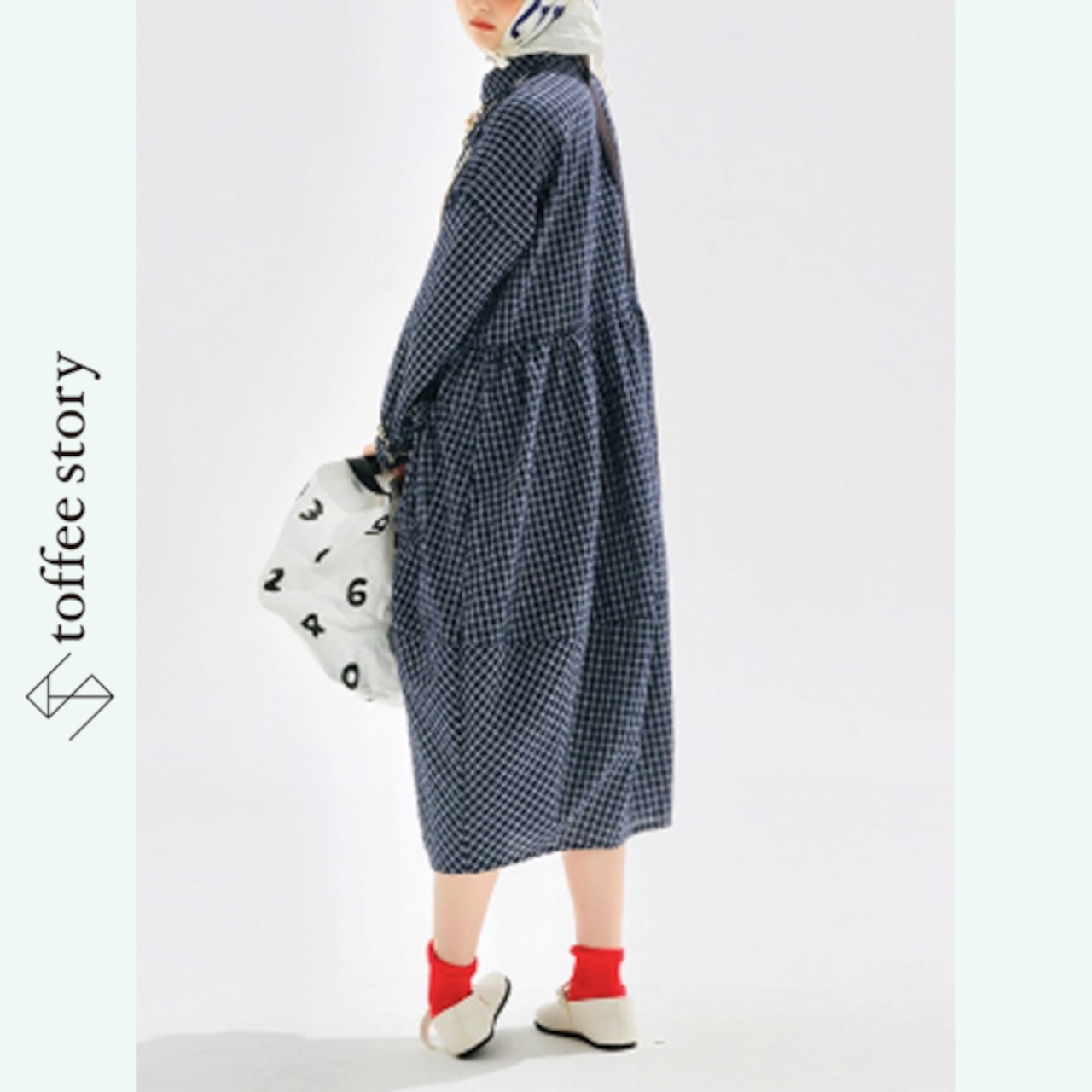 ぽわんと丸い、秘密の青ワンピ《i0724》