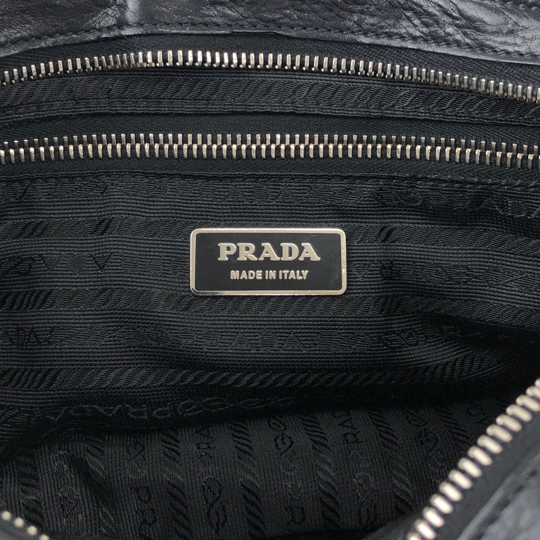 PRADA プラダ ショルダーバッグ ブラック フロントバックル レザー
