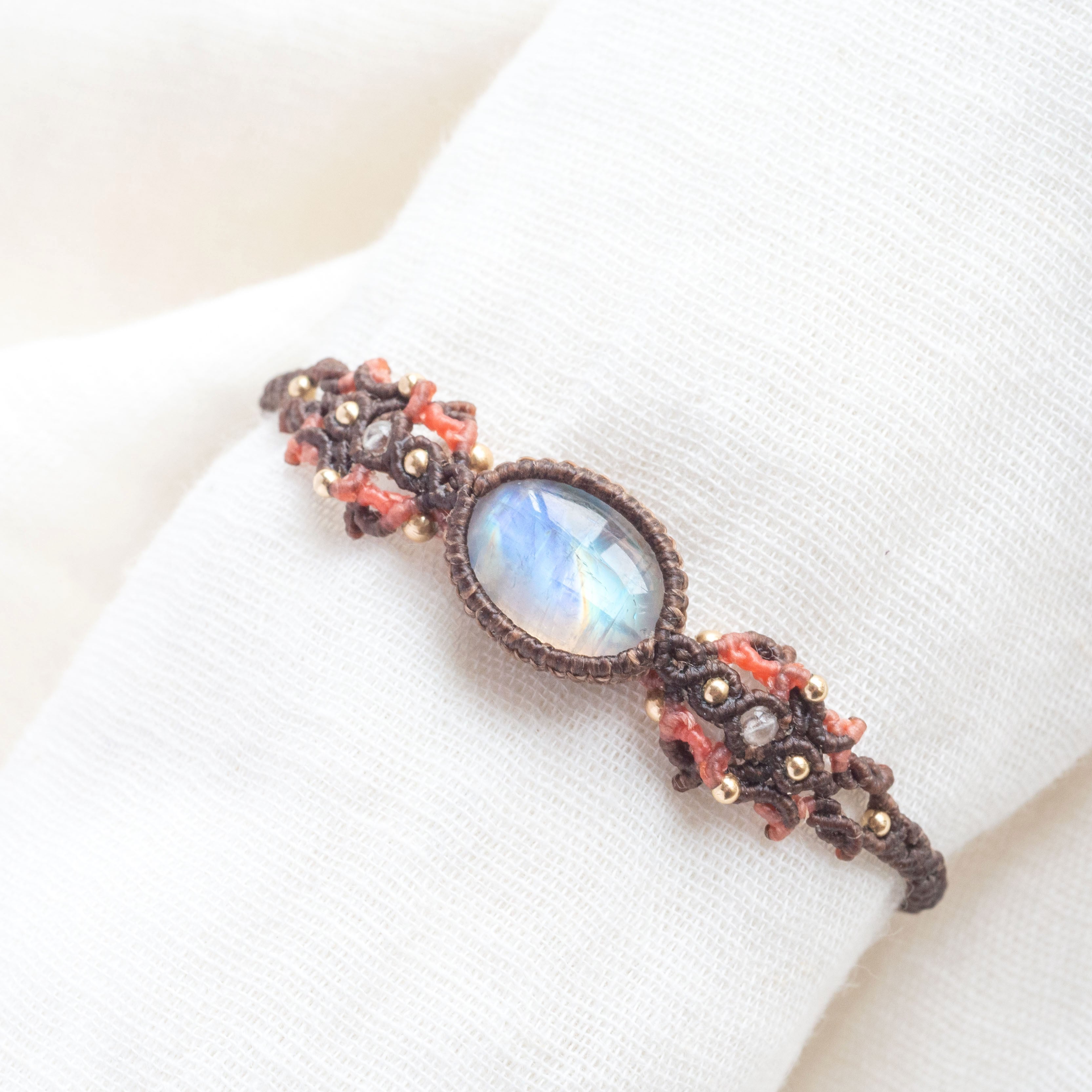 ムーンストーンのマクラメ編み 天然石ブレスレット ムーンストーンのマクラメ編み 天然石ブレスレット | SHANTi WALA