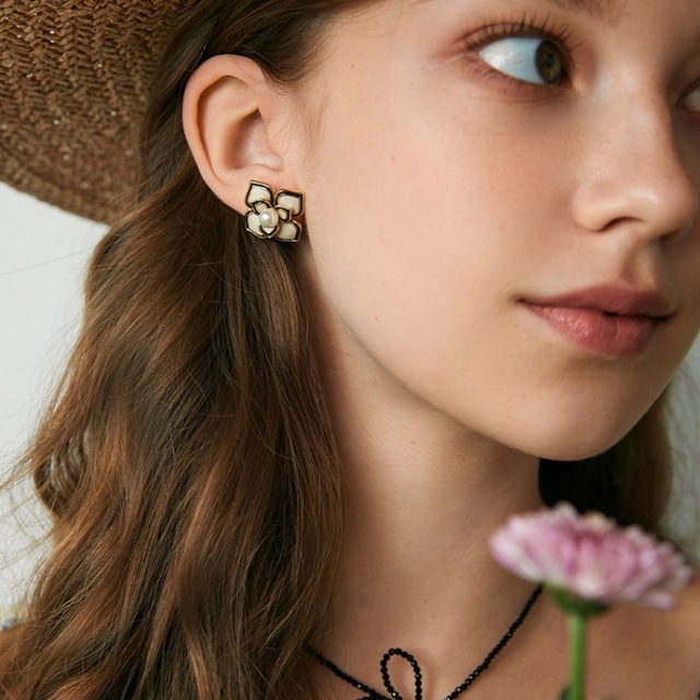 Monotone flower pierce & earrings　M142