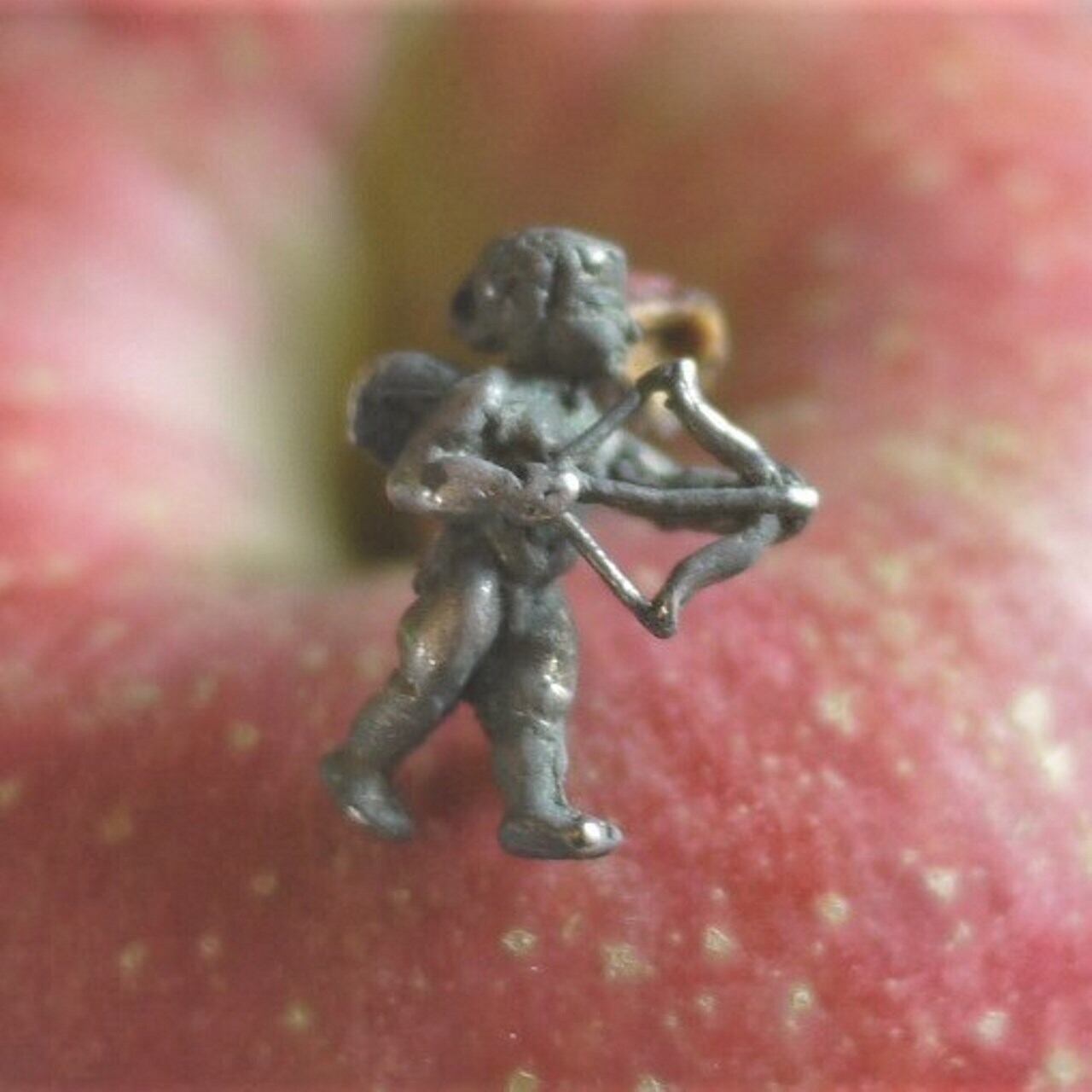 弓を引くエンジェル 英国ペンダントトップ