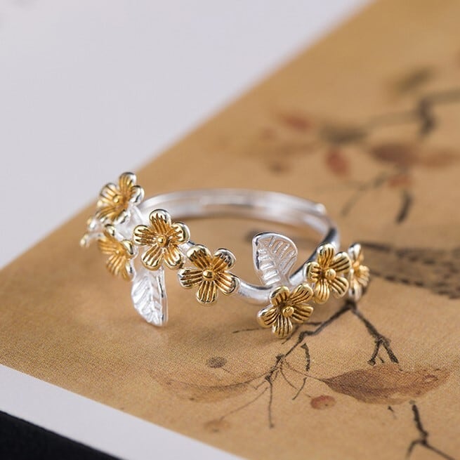 梨の花をモチーフにしたシルバーリング - 優美なデザインが魅力