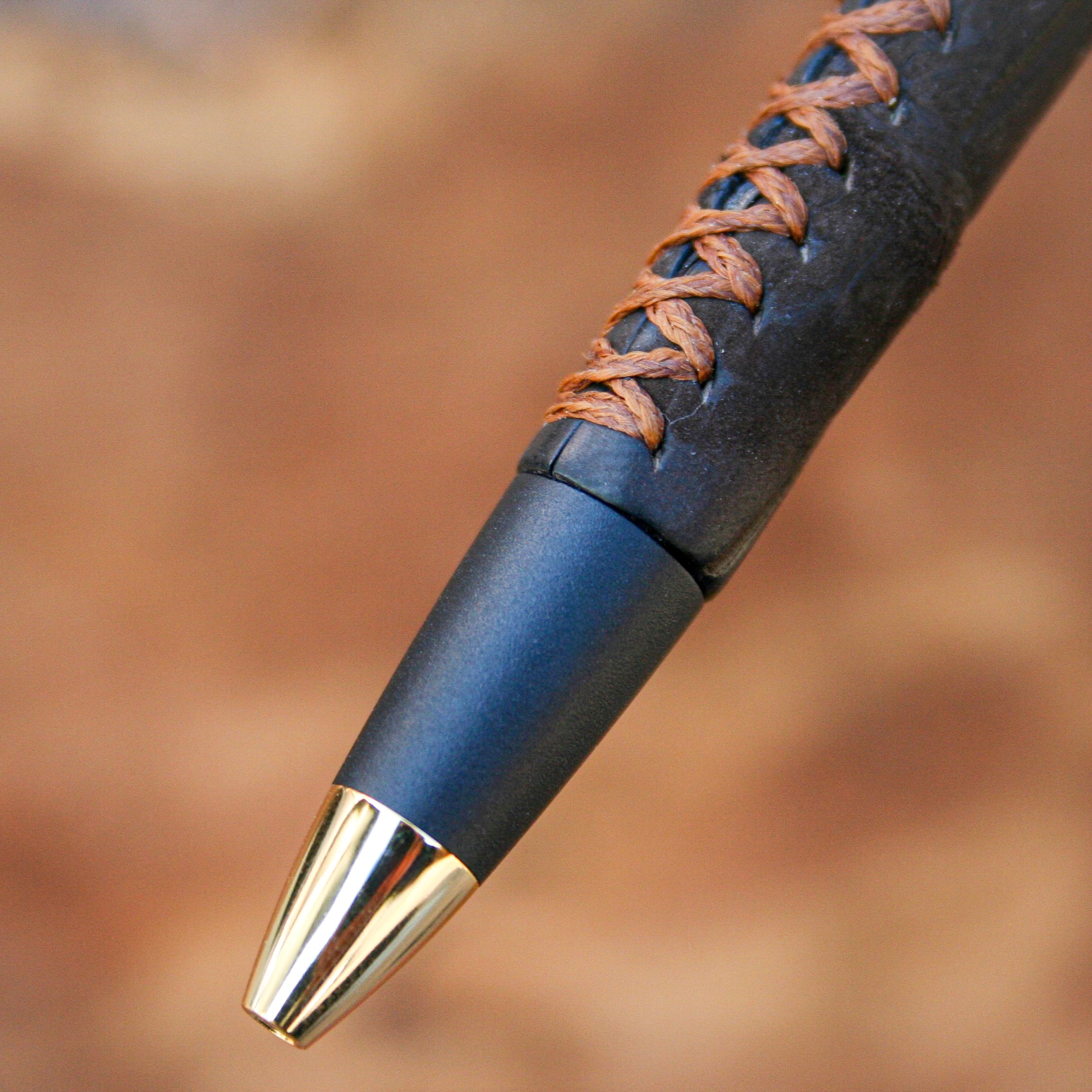 ☆不定期販売☆ 革軸ペン【クロコダイル ヌバック ブラウン】 | Schicksal