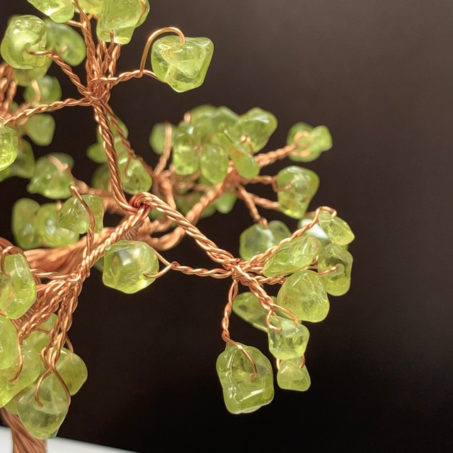 no6.色合いが美しい天然石ツリー・ペリドット