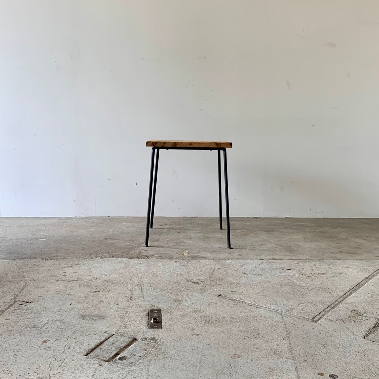 鉄脚のスツール　サイドテーブル　古家具　0487