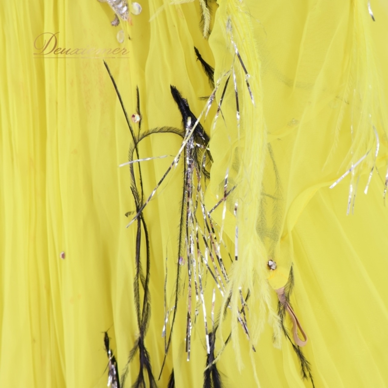 社交ダンス 衣装 スタンダード ドレス ワンピース 黄色 装飾 フリル ボリューム シルバー ダンス パーティ 発表会 黒 イエロー系 ブラック系 フロア映え ボリューム感 フェザー ファー 大人用 衣装 コスチューム パフォーマンス 目立つ おしゃれ 豪華