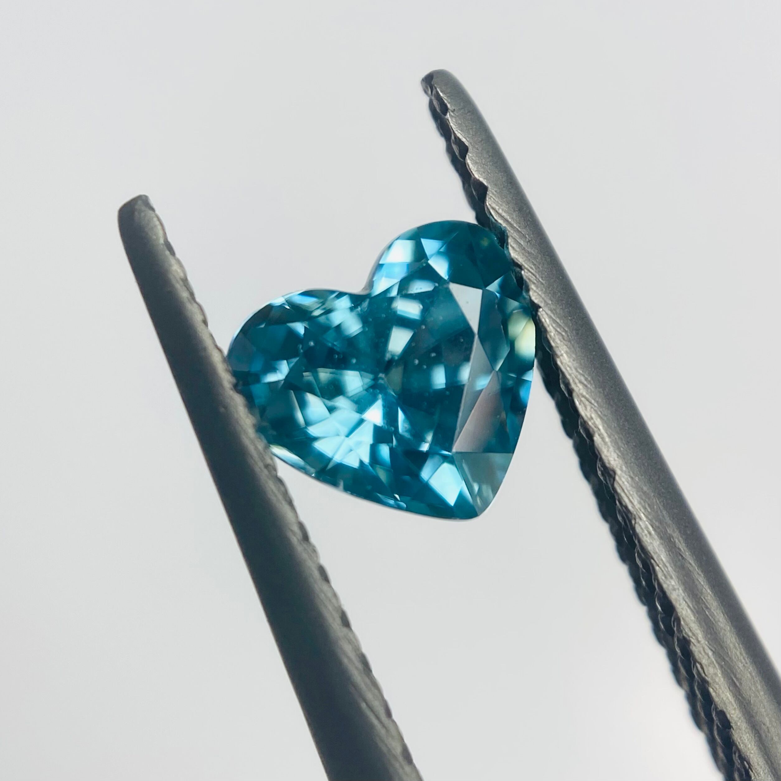 キラキラ海面のようなハートジルコン