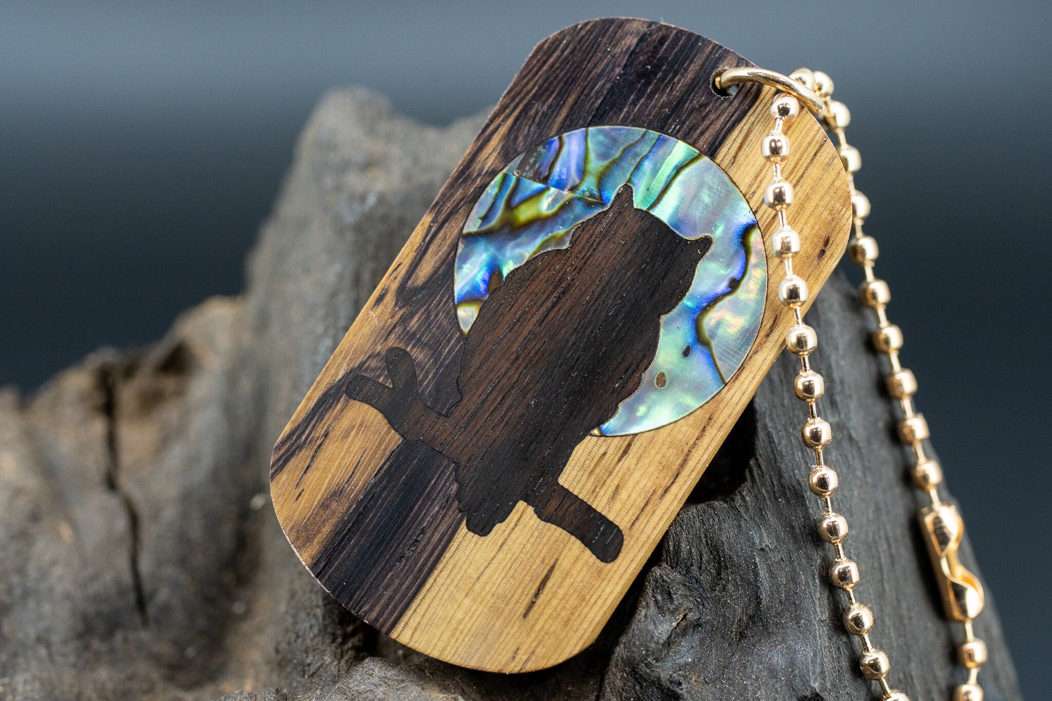 【 熱帯の黒き宝 】 ラオスブラック ドッグタグ 象嵌 夜とミミズク