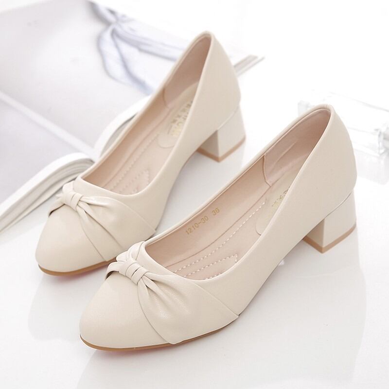 パンプス レディース 2色 送料無料 シューズ 靴 くつ クツ レディースシューズ ミドルヒール 太めヒール かわいい 大人可愛い きれいめ 大人 上品 おしゃれ お洒落 エレガント きちんと感 女っぽ キュート ガーリー 主役級 存在感 無地 春 20代 30代 40代 オフィス ビジネス OL 通勤 学生 通学 デート お出かけ 休日 発表会 デイリー 普段使い 韓国 韓国系 送料無料 ファッション コーデ スタイル 高見え 格上げ 黒 ブラック ホワイト白