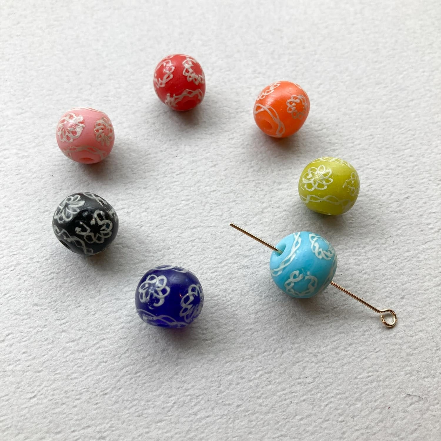 白ライン模様入りガラスビーズ | Dua-アクセサリーパーツショップ