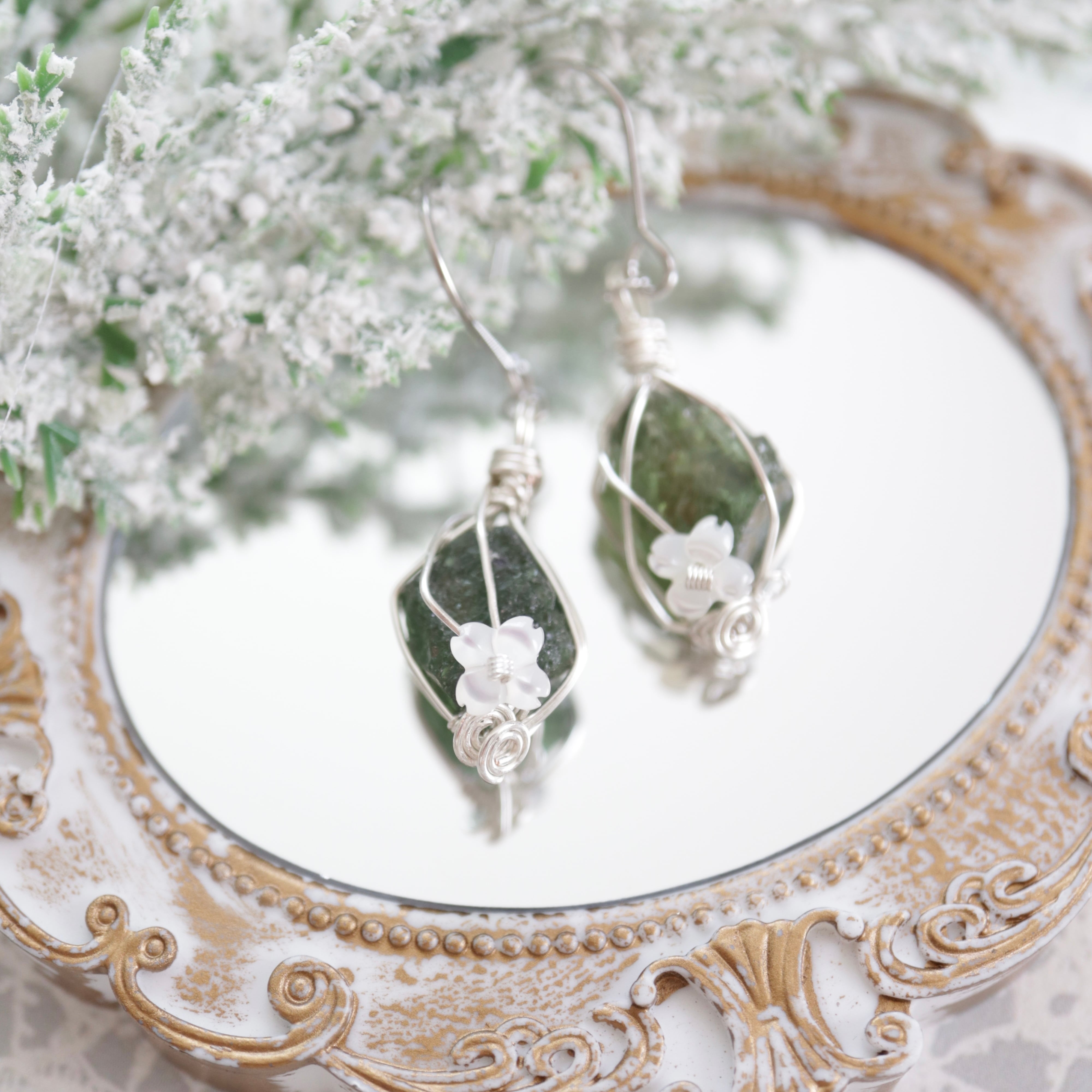 【1点もの】ブルーグリーンアパタイト《青翠》|小花が揺れる原石ピアス