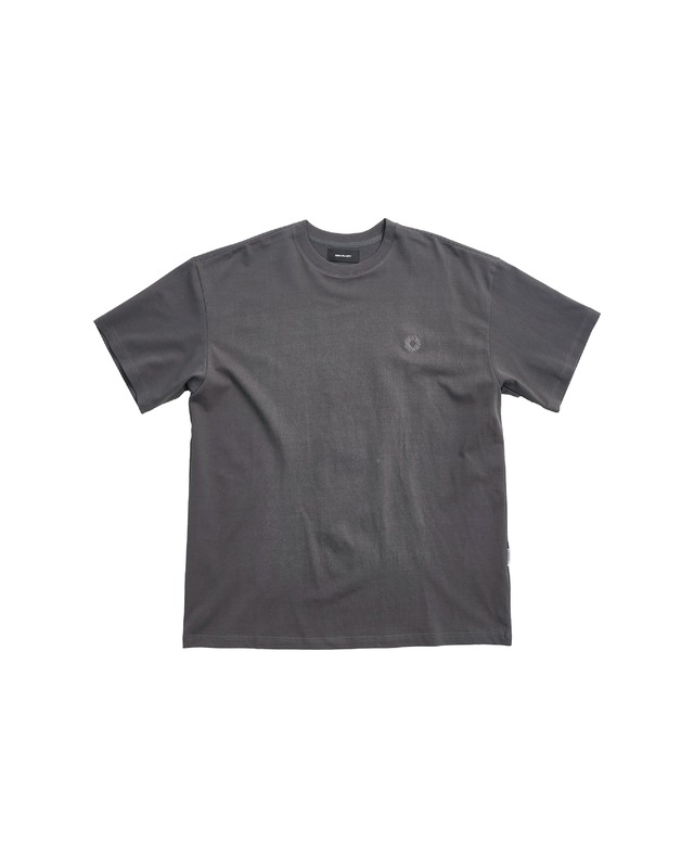 [999HUMANITY] EVERYDAY EASY LOGO HALF TEE (CHARCOAL) 正規品  韓国 ブランド 韓国ファッション 韓国代行 999 ヒューマニティ HUMANITY 日本 店舗