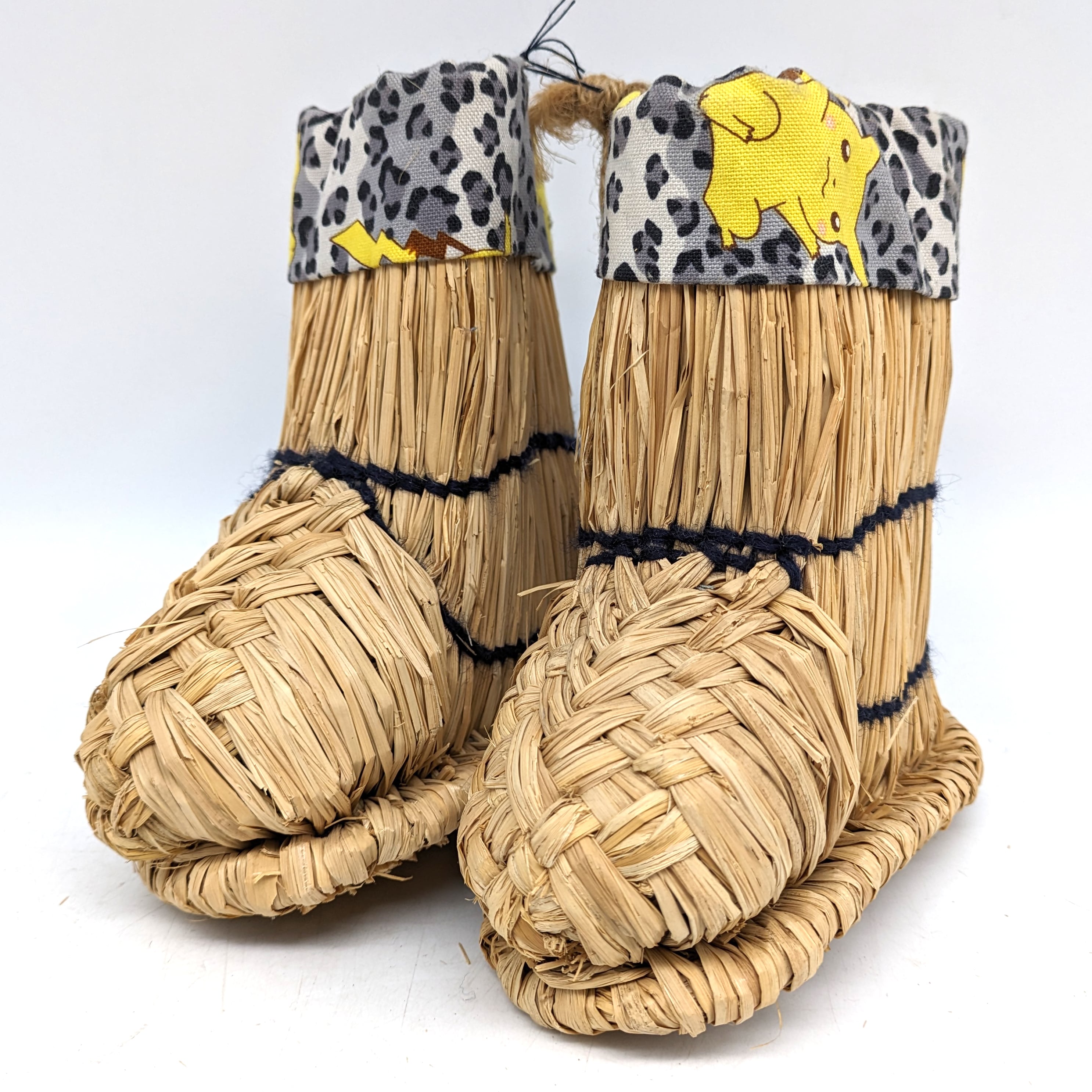 藁靴・わらぐつ・藁沓・雪靴・古民具・インテリア・黒紐・No.240218-24