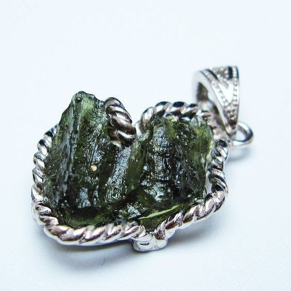 モルダバイト ペンダント モルダウ石 ペンダントトップ 原石 一点物 メール便可 [M便 1/20] 199-496