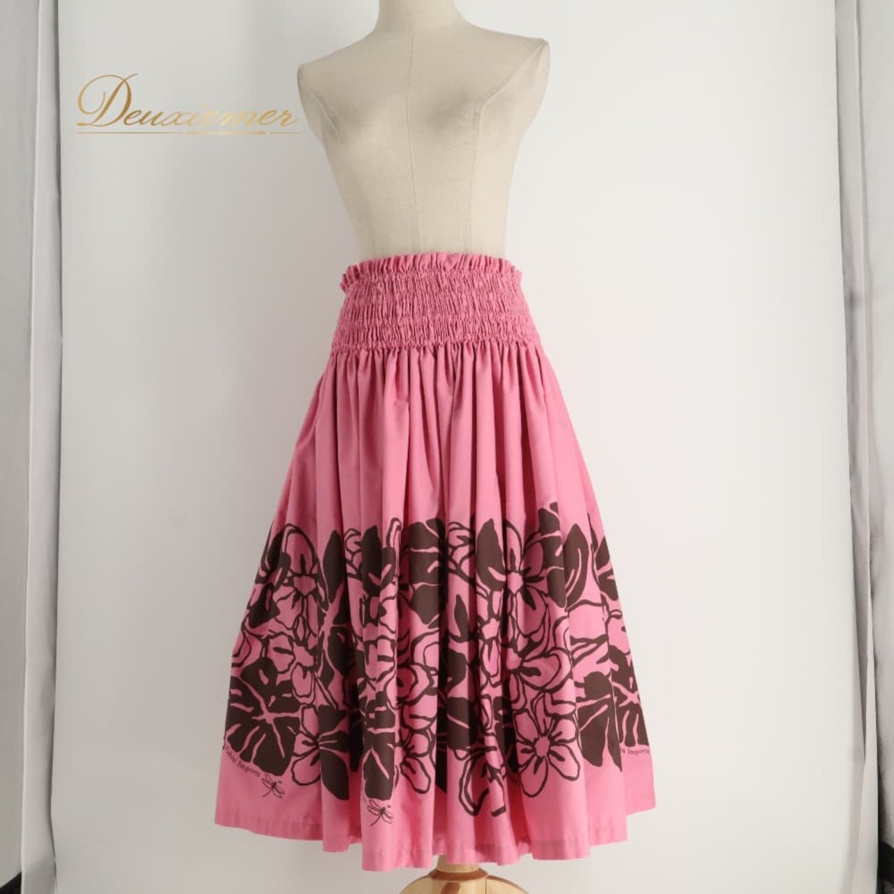 フラダンス 衣装 TAHITI IMPORTS タヒチインポーツ Muu Muu Mama パウスカート フラダンス ピンク系 花柄 植物柄 モンステラ柄 ハワイアンプリント ハワイアン アロハ フラ ダンス レッスン 練習 ハワイアンダンス ブラウン系 ピンク 茶 シングル スカート 華やか 鮮やか かわいい おしゃれ