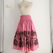 フラダンス 衣装 TAHITI IMPORTS タヒチインポーツ Muu Muu Mama パウスカート フラダンス ピンク系 花柄 植物柄 モンステラ柄 ハワイアンプリント ハワイアン アロハ フラ ダンス レッスン 練習 ハワイアンダンス ブラウン系 ピンク 茶 シングル スカート 華やか 鮮やか かわいい おしゃれ