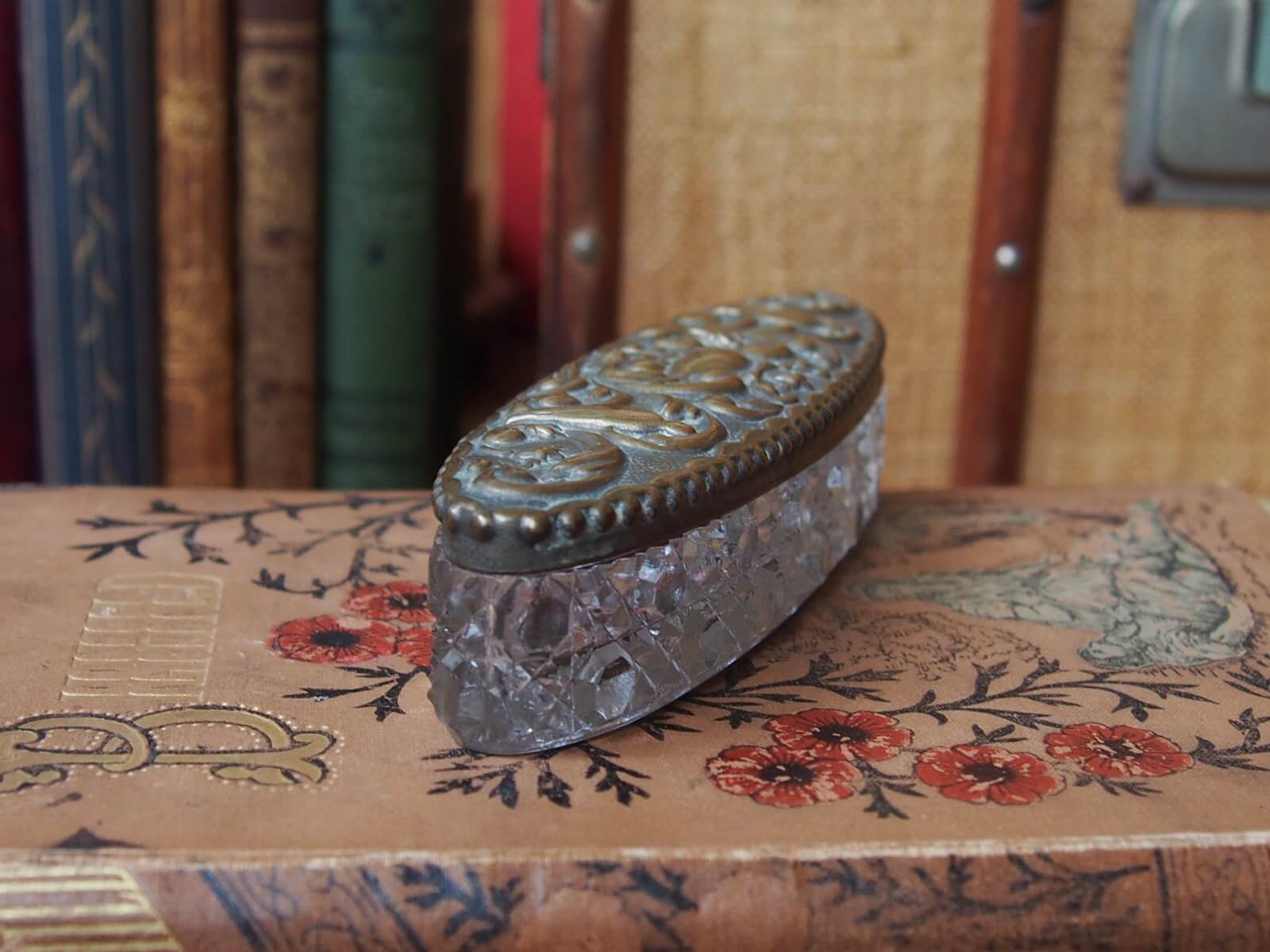 イギリスアンティークフタ付き小物入れ トリンケットボックスガラス製