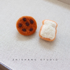 ハンドメイド風 羊毛フェルト ブローチ ピン バゲット クッキー 目玉焼き 徽章 4点 セット ギフト かわいい 雑貨 パン スイーツ 商品画像2