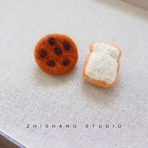 ハンドメイド風 羊毛フェルト ブローチ ピン バゲット クッキー 目玉焼き 徽章 4点 セット ギフト かわいい 雑貨 パン スイーツ 商品画像2