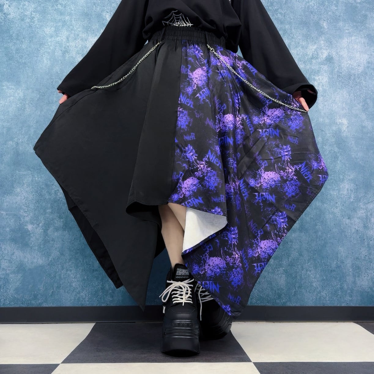 2024年AW♡紫陽花柄フレアスカート 黒　42サイズ チェーン付きUNISEX ASYMMETRY SKIRT【紫彼岸花】 | NIER CLOTHING