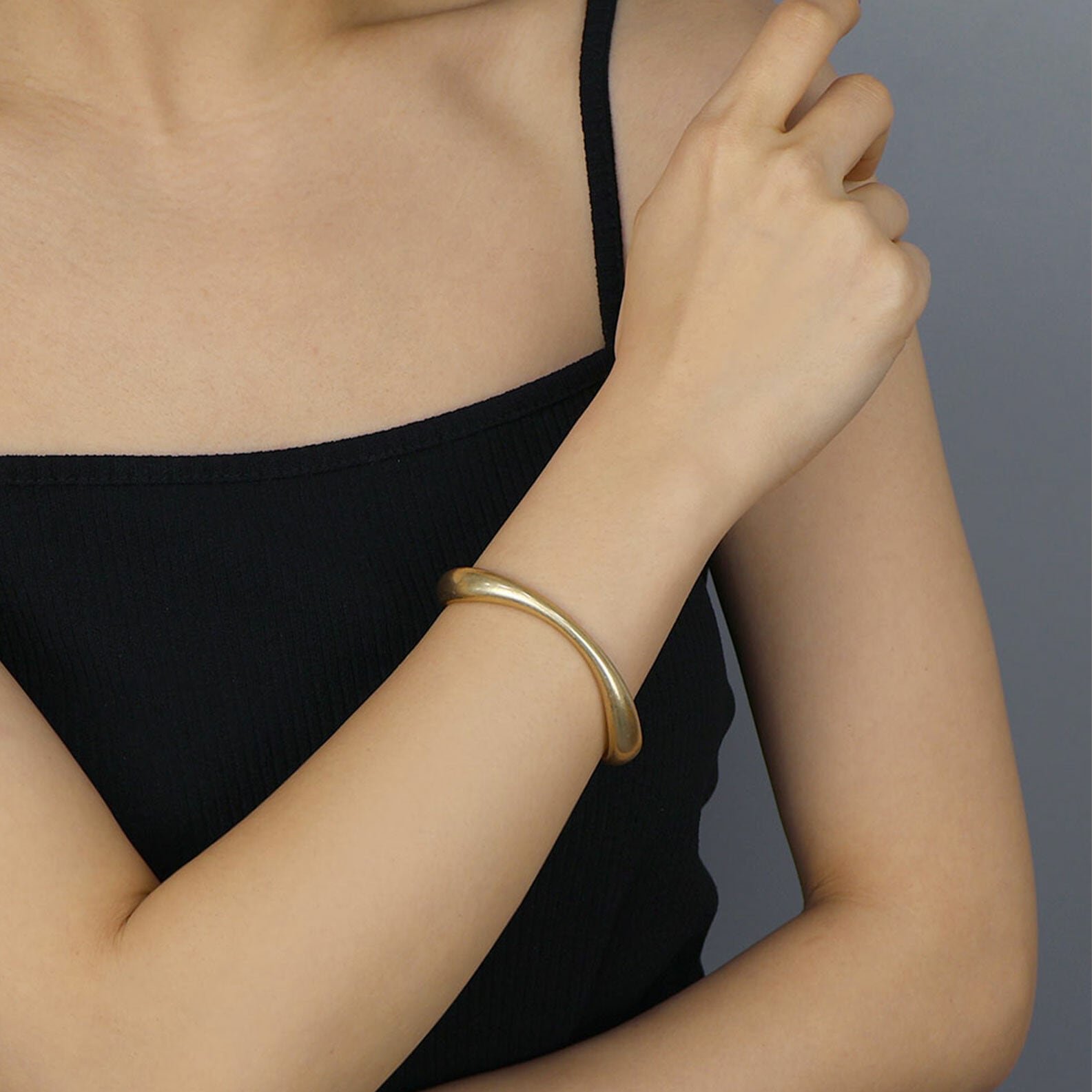 【SELECT】カーブメタルバングル　マット　艶消し　ボリューム　ニュアンス　大人カジュアル　ブレスレット　韓国製