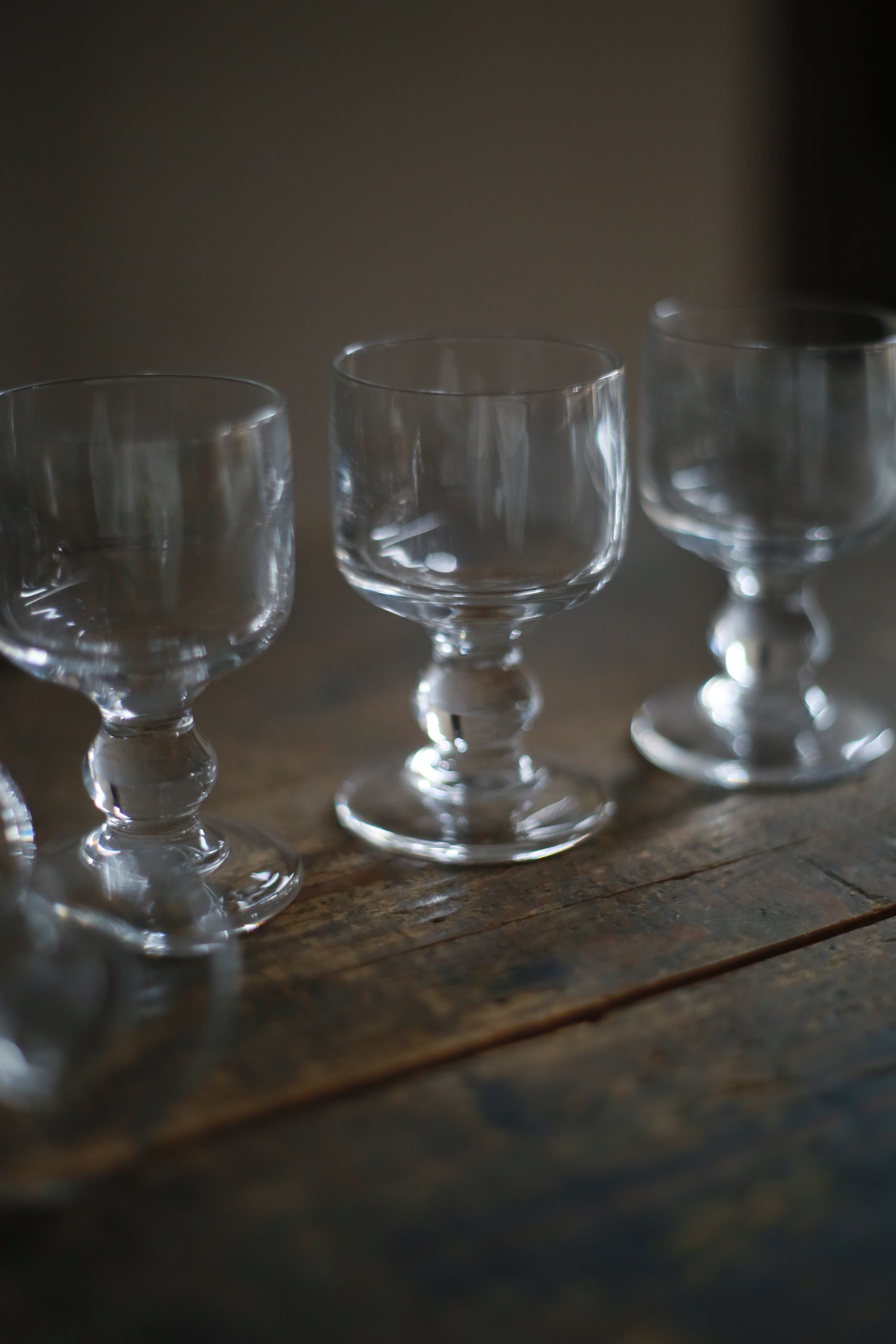 古いフランスの脚付きグラス